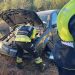 Un bombero desconecta y asegura la batería de uno de los vehículos siniestrados. Fotos Bombers d'Eivissa