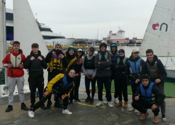 Los estudiantes, equipados para navegar. Foto: Escuela de Vela del Club Náutico Ibiza