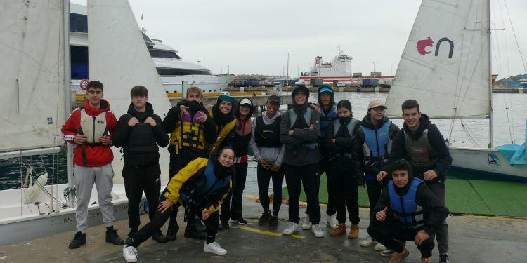 Los estudiantes, equipados para navegar. Foto: Escuela de Vela del Club Náutico Ibiza