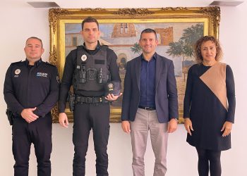 Monzó, segundo por la izquierda, junto al alcalde Marcos Serra, a su derecha, el jefe accidental de la policía, José Antonio Riera, y la concejala de Seguridad Ciudadana, Neus Mateu.