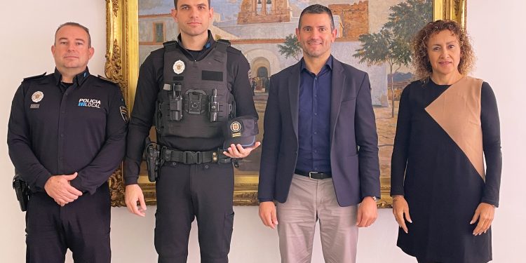 Monzó, segundo por la izquierda, junto al alcalde Marcos Serra, a su derecha, el jefe accidental de la policía, José Antonio Riera, y la concejala de Seguridad Ciudadana, Neus Mateu.