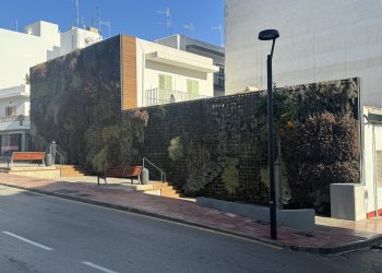Imagen del jardín vertical de Santa Eulària.
