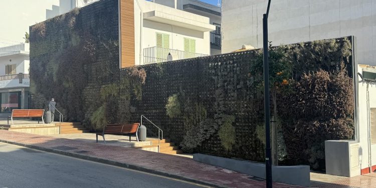 Imagen del jardín vertical de Santa Eulària.