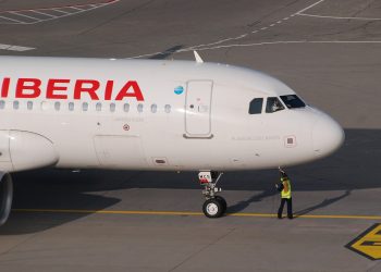 Un operario de 'handling' atiende un vuelo de Iberia. Foto: AniDaat