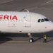 Un operario de 'handling' atiende un vuelo de Iberia. Foto: AniDaat
