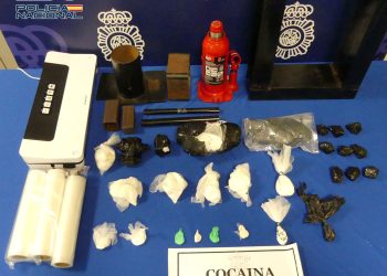 La cocaína y otros elementos hallados en el domicilio de los detenidos por la Policía Nacional de Ibiza.