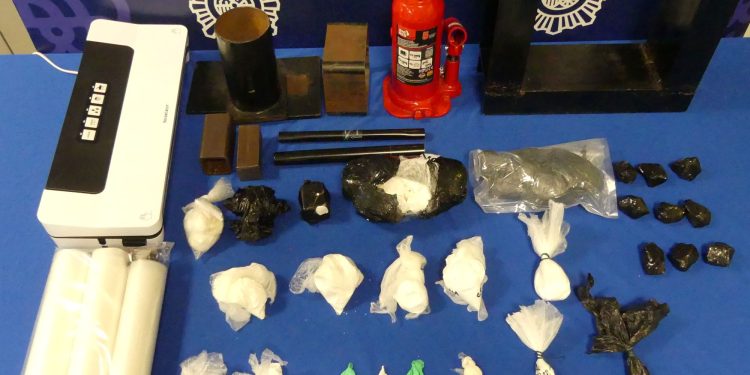 La cocaína y otros elementos hallados en el domicilio de los detenidos por la Policía Nacional de Ibiza.