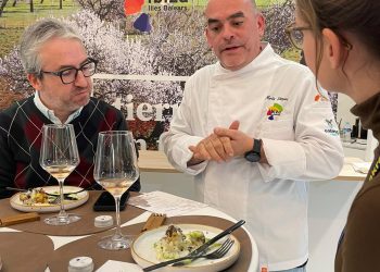 El chef Martín Vázquez conversa con algunos de los comensales. Foto: Ayuntamiento de Sant Antoni
