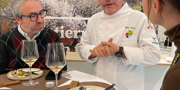 El chef Martín Vázquez conversa con algunos de los comensales. Foto: Ayuntamiento de Sant Antoni