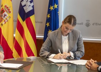 Prohens, hoy en Ibiza en la firma del Pacto por el Agua. Foto: Consell de Ibiza