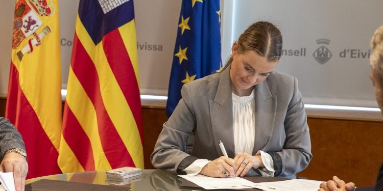 Prohens, hoy en Ibiza en la firma del Pacto por el Agua. Foto: Consell de Ibiza