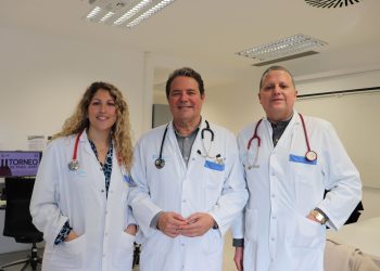 En la foto, de izquierda a derecha, Fátima Boumhir, Pedro Fernández jefe del Servicio de Medicina Interna, y Vicente Vidal.