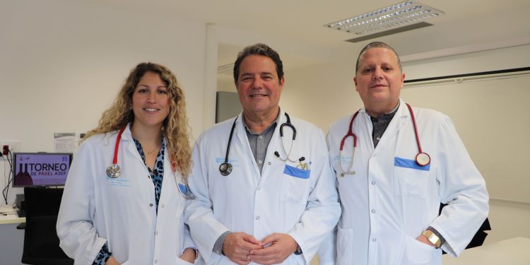 En la foto, de izquierda a derecha, Fátima Boumhir, Pedro Fernández jefe del Servicio de Medicina Interna, y Vicente Vidal.