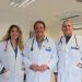 En la foto, de izquierda a derecha, Fátima Boumhir, Pedro Fernández jefe del Servicio de Medicina Interna, y Vicente Vidal.