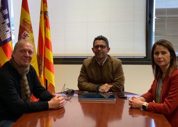 Juanjo Ferrer y Milena Herrera, con el alcalde de Ibiza, Rafa Triguero. Foto: FSE-PSOE