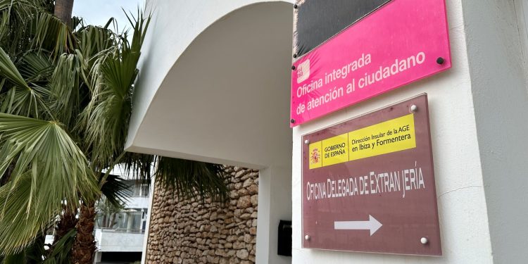 Oficina de Extranjería de Ibiza, ubicada en la Casa del Mar del Paseo Joan Carles I. Fotos Noudiari
