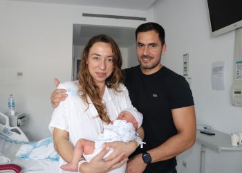 Sonia Ferrer Marí, que tiene en brazos a Kala, junto al padre, Juan Pablo Carrizo.