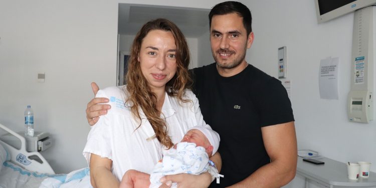 Sonia Ferrer Marí, que tiene en brazos a Kala, junto al padre, Juan Pablo Carrizo.