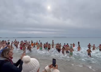 El primer baño del año en ses Salines podría ser heroico este año de confirmarse las predicciones. Imagen B.C.