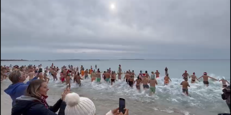 El primer baño del año en ses Salines podría ser heroico este año de confirmarse las predicciones. Imagen B.C.