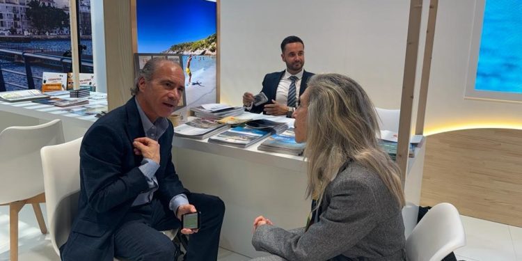 Carmen Ferrer, durante uno de los encuentros mantenidos en Fitur. Foto: Ayuntamiento de Santa Eulària