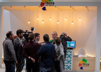 Vicent Marí atendiendo a los medios de comunicación en la primera jornada de Fitur.