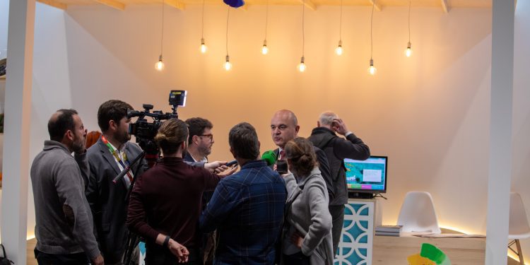 Vicent Marí atendiendo a los medios de comunicación en la primera jornada de Fitur.