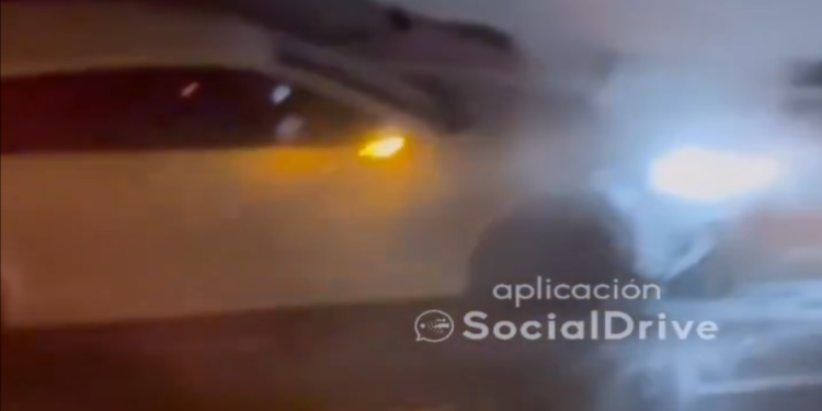 Un fotograma del accidente protagonizado por el vehículo y compartido el lunes por SocialDrive.