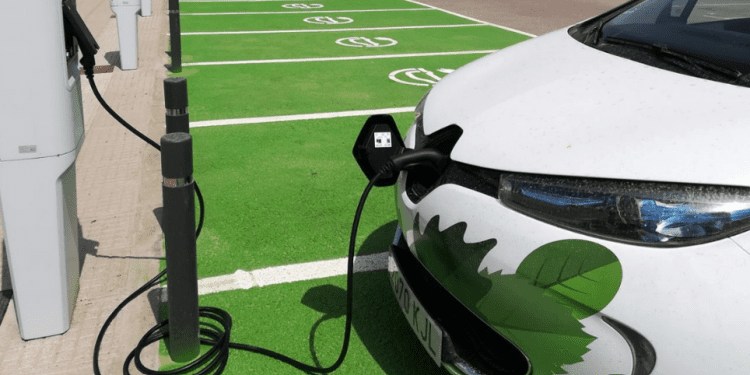 Un vehículo eléctrico cargando.