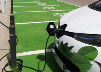 Un vehículo eléctrico cargando.