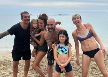 Bañistas en ses Figueretes a punto de zambullirse en el mar. Fotos Noudiari