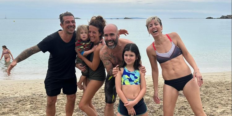 Bañistas en ses Figueretes a punto de zambullirse en el mar. Fotos Noudiari