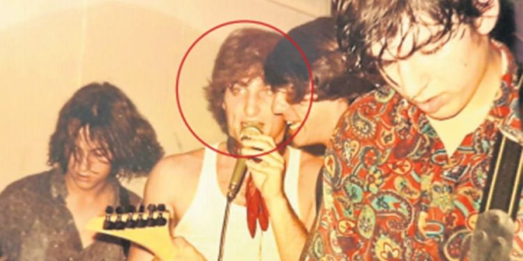 Javier Milei, en la imagen rodeado con un círculo, en su etapa de cantante de Everest, una banda de rock que fundó con varios amigos, entre ellos Hernán Boracchia. Imagen cedida a Noudiari por Hernán Boracchia.