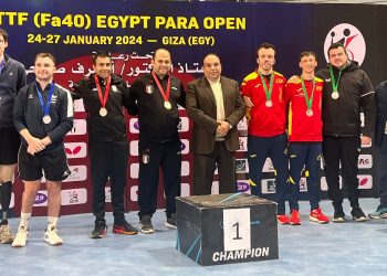 La pareja española, de rojo, a la derecha de la imagen.