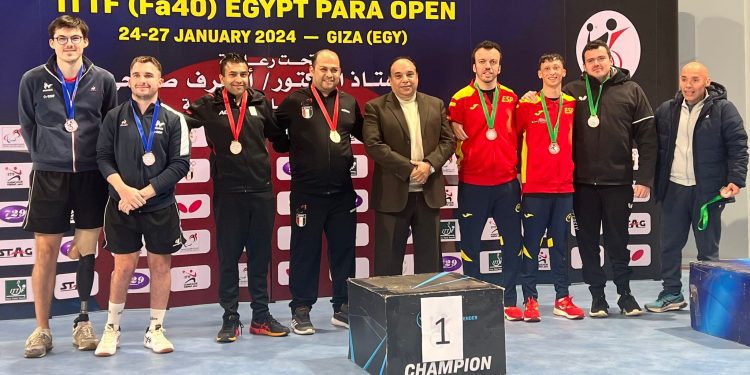 La pareja española, de rojo, a la derecha de la imagen.