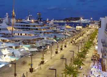 Yates amarrados en el puerto de Ibiza.