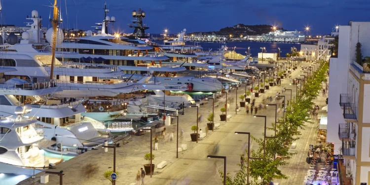 Yates amarrados en el puerto de Ibiza.