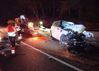 Accidente del pasado 2 de diciembre en el que murieron dos jóvenes en Ibiza. En la imagen Grúas Ibiza retira el vehículo siniestrado.