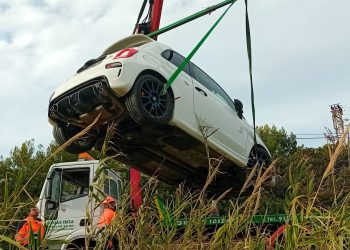 El vehículo accidentado, en el momento de ser extraído del torrente.