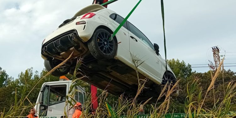 El vehículo accidentado, en el momento de ser extraído del torrente.