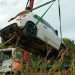 El vehículo accidentado, en el momento de ser extraído del torrente.