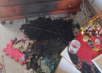 Imagen de la alfombra y el mueble afectados por el fuego. FOTO: @Bombersdeivissa