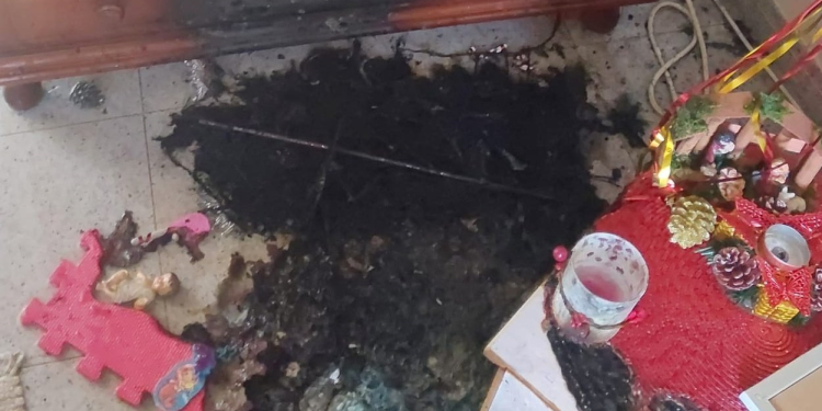 Imagen de la alfombra y el mueble afectados por el fuego. FOTO: @Bombersdeivissa