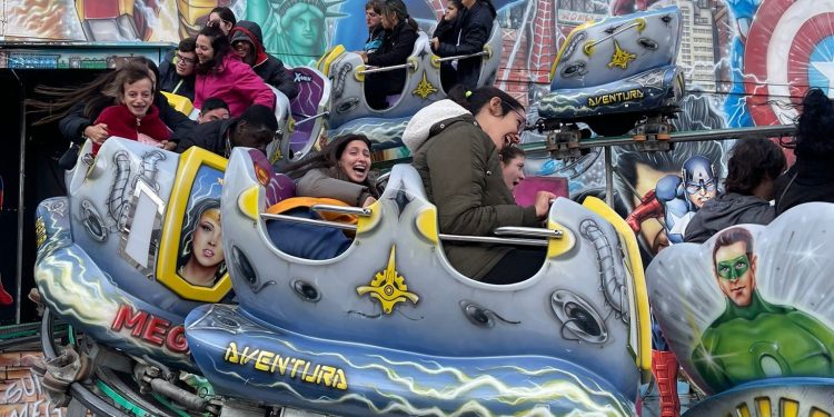 Usuarios de Amadiba disfrutando de la Feria de Navidad.