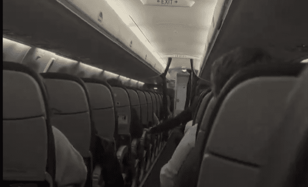 Interior del aparato durante la maniobra de aterrizaje. Imagen  Matthew Connell