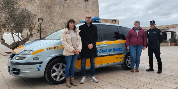 Acto de entrega del vehículo. Foto: Consell de Formentera
