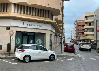 Vehículo mal aparcado sobre las nuevas plazas de motos. Foto: PSOE de Ibiza