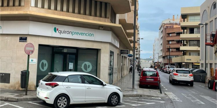 Vehículo mal aparcado sobre las nuevas plazas de motos. Foto: PSOE de Ibiza
