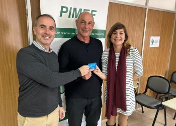 El conseller de Promoción
Económica, José Manuel Alcaraz, y la gerente de Pimef, Lidia Álvarez, entregan el bono al ganador. Foto: Consell de Formentera