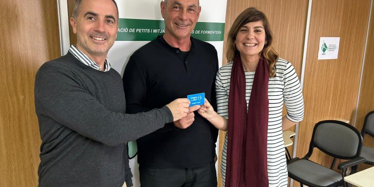 El conseller de Promoción
Económica, José Manuel Alcaraz, y la gerente de Pimef, Lidia Álvarez, entregan el bono al ganador. Foto: Consell de Formentera